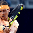 Nadal, en su partido ante Kohlschreiber en Roma.-AP / ETTORE FERRARI