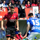 Álvaro Rey se dispone a encarar a un jugador del Recreativo.-JOSÉ ESTEBAN EGURROLA
