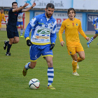 Pau Franch conduce el balón en el choque contra el Burgos CF.-ALBERTO CALVO
