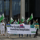 Concentración de enfermeras frente al HUBU para reivindicar las carencias en el Día Internacional de la Mujer Enfermera. SANTI OTERO