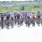 Imagen del gran grupo durante la primera etapa de la Vuelta a Burgos femenina. TWITTER / @VUELTABURGOS