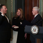 Mike Pompeo jura el cargo como director de la CIA ante su esposa y el vicepresidente, Mike Pence.-AFP / ALEX WONG