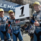 David Checa (derecha) celebra el triunfo en las 24 horas de Le Mans junto a sus compañeros de Yamaha, Niccolo Canepa (izquierda) y Mike di Meglio.-JEAN-FRANCOIS MONIER