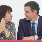 La presidenta del PSOE, Cristina Narbona, y el jefe del Ejecutivo, Pedro Sánchez, este lunes en la sede socialista.-JOSE LUIS ROCA