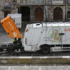 Un camión recibe de otro la recogida de papel usado para su reciclaje y reutilización.-RAÚL OCHOA