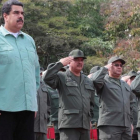 Maduro (izquierda), durante un desfile militar en Campo de Carabolo (Venezuela).-/ REUTERS
