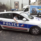 Un coche de policía en los alrededores de la llegada del Tour.-Foto: EFE / ETIENNE LAURENT