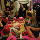 Las impulsoras del 'Pink Power' tejen gorros en la tienda Little Knittery de Los Angeles.-INSTAGRAM