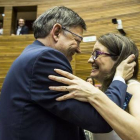 Ximo Puig y Mònica Oltra se dan un abrazo, este jueves, antes de la constitución de las Corts valencianas.-Foto: MIGUEL LORENZO