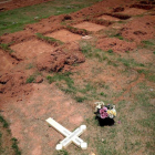Fosas para enterrar cuerpos de victimas en Brasil por la tragedia provocada por la ruptura de una represa minera.-EFE