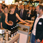 Isabel García Tejerina con una bolsa de almendras garrapiñadas de Briviesca.-ECB