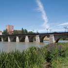 Vista del puente Mayor sobre el río Pisuerga que une el centro de la ciudad con el barrio de La Victoria.-M.A.S.