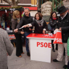Esther Peña, Ander Gil y el resto de la candidatura socialista repartieron programas en Briviesca.-G.G.