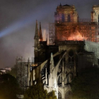 Tareas de extinción del incendio en la catedral de Notre Dame.-LUDOVIC MARIN (AFP)