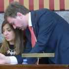 El alcalde revisa unos papeles con la concejal Carolina Blasco, que ocupa circunstancialmente el sillón del alcalde en el Salón de Plenos.-I.L.M.