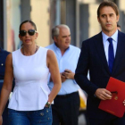 Julen Lopetegui, acompañado por la directora de la selección, María José Claramunt, se dirige hacia la sala de prensa para facilitar su primera lista.-PIERRE-PHILIPPE MARCOU / AFP