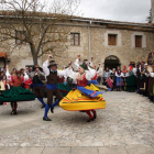 Los danzantes de ‘Justo del Río’ mostraron su talento en las puertas del santuario de Santa Casilda-FOTOS: G. GONZÁLEZ