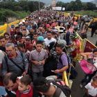 Ciudadanos venezolanos cruzan el puente internacional Simón Bolívar desde San Antonio del Tachira, en Venezuela, hacia Colombia, el 10 de febrero.-GEORGE CASTELLANOS