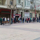 Imagen de los aficionados que hacen cola en las oficinas rojillas para sacar el abono de la próxima campaña.-JOSÉ ESTEBAN EGURROLA