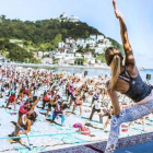 Verómica Blume imparte una clase magistral de yoga en la playa de Ondarreta de San Sebastián.-TIMO JARVINEN