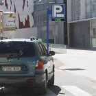 Un vehículo accede al aparcamiento del MEH por la zona habilitada como aprovechamiento de uso público.-RAÚL G. OCHOA