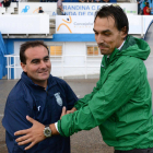 Javier Bermúdez saluda al entrenador del Racing de Ferrol.-ALBERTO CALVO