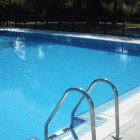 Las piscinas de Aranda carecen a día de hoy de zonas adaptadas para personas con discapacidad física.-L.V.