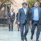 Carles Puigdemont y Oriol Junqueras caminan por el Pati dels Tarongers del Palau de la Generalitat, antes de una reunión de Govern.-FERRAN SENDRA
