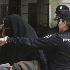 Una mujer detenida por supuestos vínculos con el terrorismo yihadista, entra en la Audiencia Nacional en abril del 2015.-J. J. GUILLÉN (EFE)
