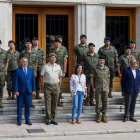 La ministra de Defensa, Margarita Robles, posa para una foto de familia en el Cuartel General de la División San Marcial, en Burgos. SANTI OTERO