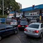 Vehículos hacen cola para abastecerse de gasolina, en una estación de servicio de Caracas, el 17 de febrero.-EFE / MIGUEL GUTIERREZ