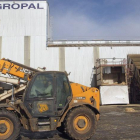 Varios trabajadores en las instalaciones de transformación de paja y alfalfa de la cooperativa Agropal, en la localidad palentina de Villoldo .-ICAL