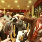 Los asistentes pudieron participar en la degustación de vinos de Ribera del Duero.-RAÚL G. OCHOA