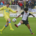 Pau Franch e Iván Zarandona disputan un balón en el Burgos - Arandina de la pasada campaña.-RAÚL G. OCHOA