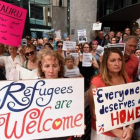 Manifestantes australianos reclaman en Brisbane que los refugiados enfermos no sean trasladados a la  isla de Nauru.-EFE / DAN PELED