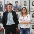 Gervasio Sánchez y Mónica Bernabé, delante de un mosaico de mujeres futbolistas y boxeadoras, que tampoco están libres de la opresión.-Raúl Ochoa