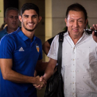 Guedes y Peter Lim, a su llegada al aeropuerto de Valencia. /-BIEL ALINO