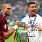 Pepe y Ronaldo con la Copa.-EFE