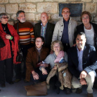 El alcalde del municipio y la viuda del artista junto a amigos escultores de Villa durante su etapa en Renault.-ANA R