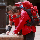 Dos peregrinos consultan un mapa en la Plaza Mayor.-RAUL G. OCHOA