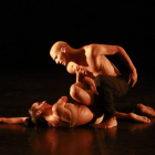 El coreógrafo húngaro Peter Agardi abrió la final de Danza Moderna en el Teatro Principal con ‘Absence’, que interpretó junto a la bailarina Diana Huertas.-Raúl Ochoa