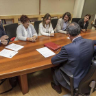 Imagen de la reunión del consejero de Sanidad con representantes de la plataforma sanitaria deLas Merindades.-SANTI OTERO