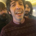 Quejosos por el trato recibido por los azafatos de la compañía 'low cost', el grupo de Barcelona les dedicó una ingeniosa canción.-