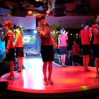 Las siete componentes del grupo de rock norcoreano actuando en un hotel de China cercano a la frontera.-Foto: AFP / GREG BAKER