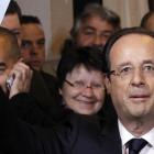 Hollande, antes de votar en la segunda vuelta de las presidenciales, el 6 de mayo del 2012, en Tulle.-AP / CHRISTOPHE ENA