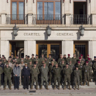Foto de familia de participantes en el curso en la escalinata de acceso al estado mayor de la División en el cuartel Diego Porcelos.-Miguel Alonso