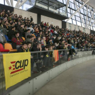 Aspecto de la Pista de Atletismo Cubierta de Sabadell, con los asamblearios de la CUP, este domingo.-JOAN CORTADELLAS