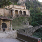 Conjunto de ermitas ‘incrustadas’ en la roca y el puente medieval de Tobera.-G. GONZÁLEZ