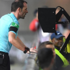 Un árbitro de la Bundesliga consulta el VAR en un partido de esta temporada.-CHRISTOF STACHE