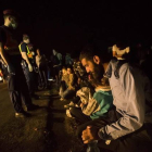 Un grupo de refugiados tras cruzar la frontera entre Hungría y Serbia cerca de Roszke.-EFE / ZOLTAN BALOGH